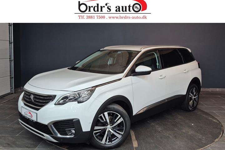 Hvid Peugeot 5008 fra 2019 set udefra