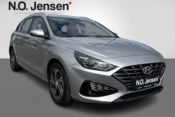 Sølv Hyundai i30 fra 2023 set udefra