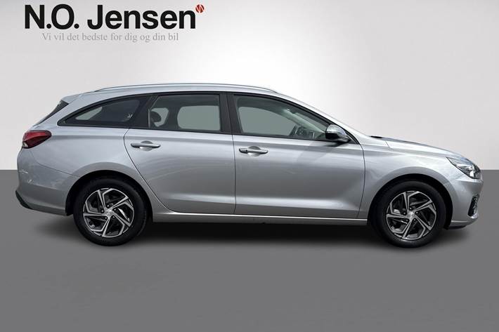 Sølv Hyundai i30 fra 2023