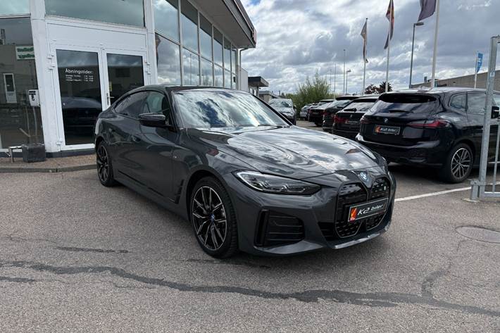 Grå BMW i4 fra 2024