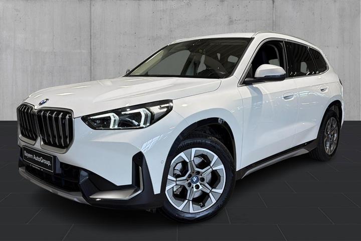 Hvid BMW iX1 fra 2023 set udefra