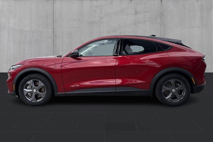 Rød Ford Mustang Mach-E fra 2023