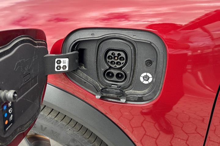 Rød Ford Mustang Mach-E fra 2023