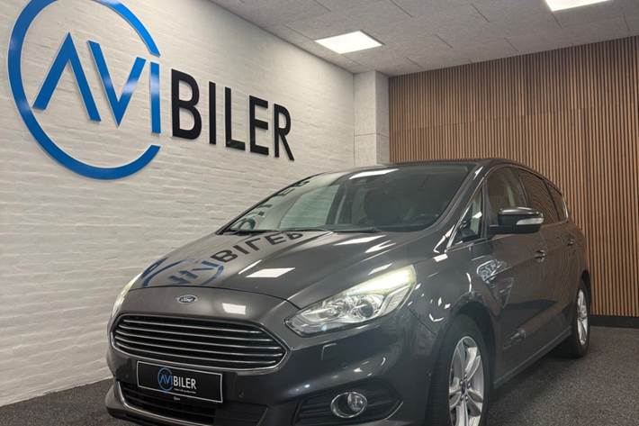 Grå Ford S-MAX fra 2017