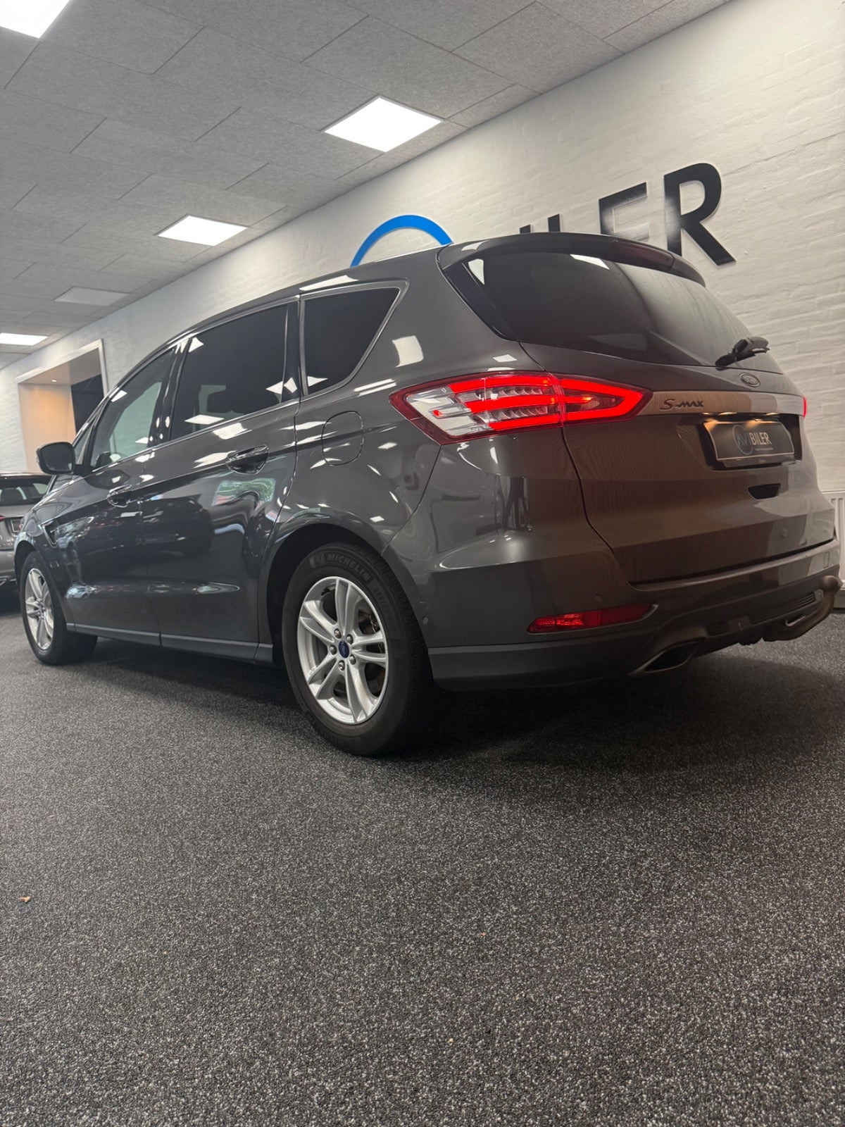 Grå Ford S-MAX fra 2017