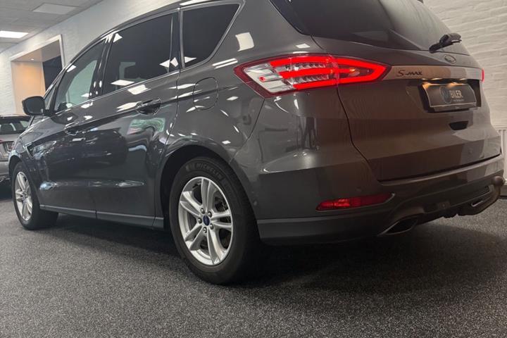 Grå Ford S-MAX fra 2017