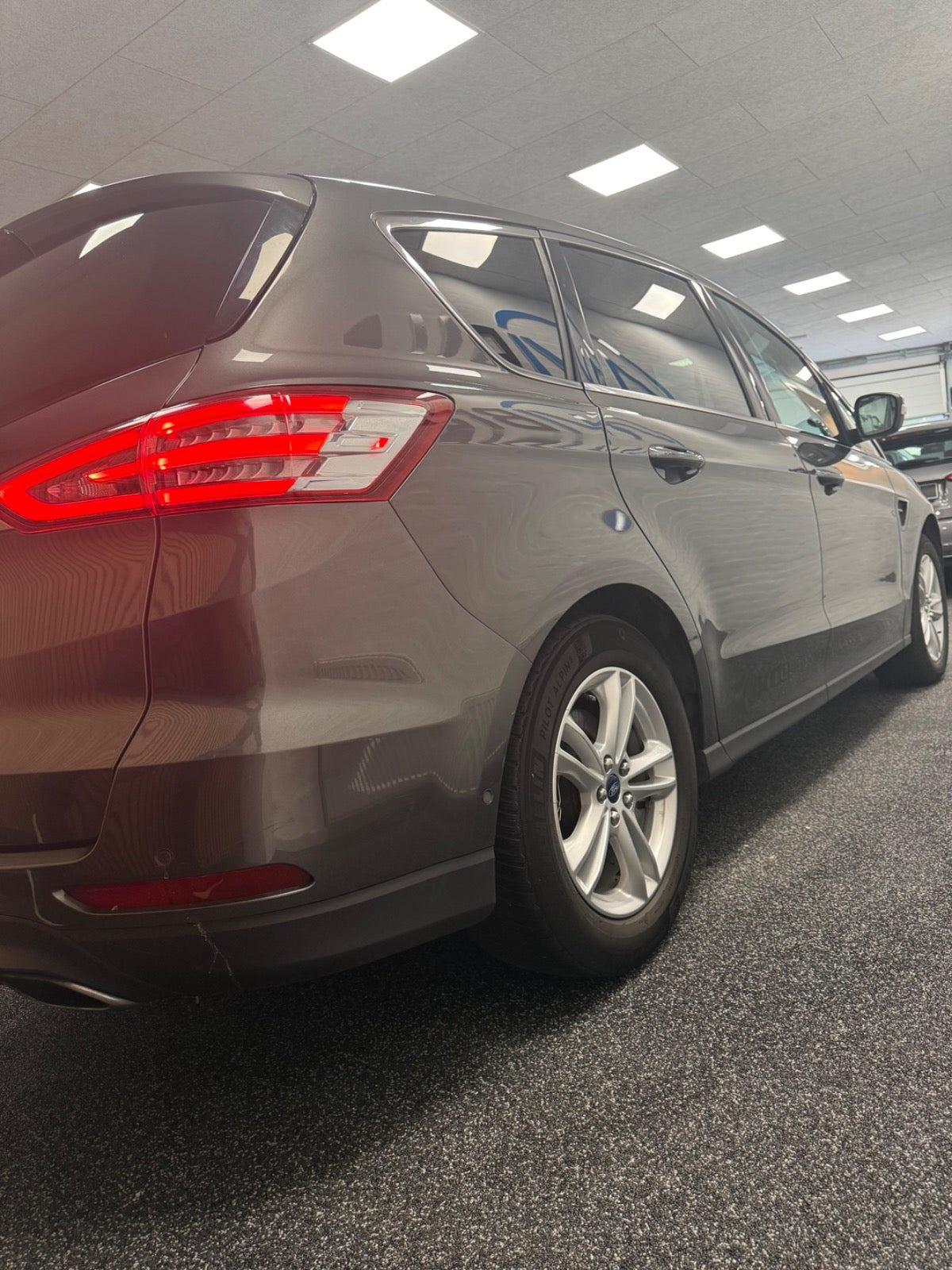 Grå Ford S-MAX fra 2017