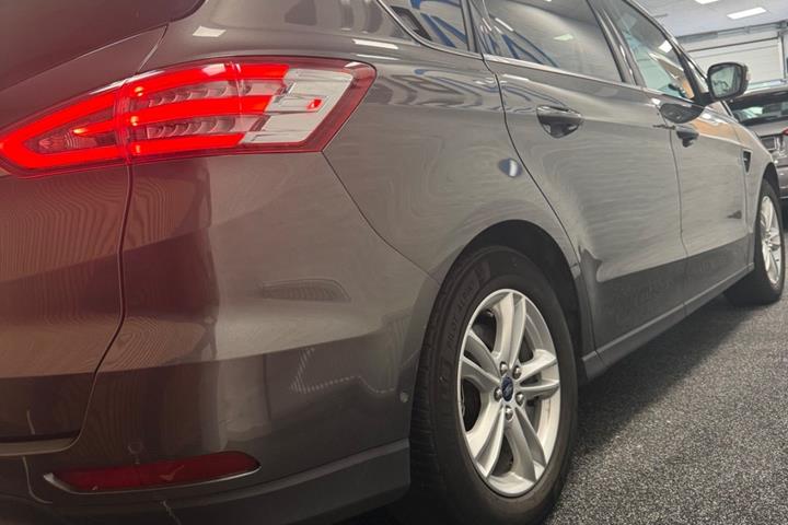 Grå Ford S-MAX fra 2017