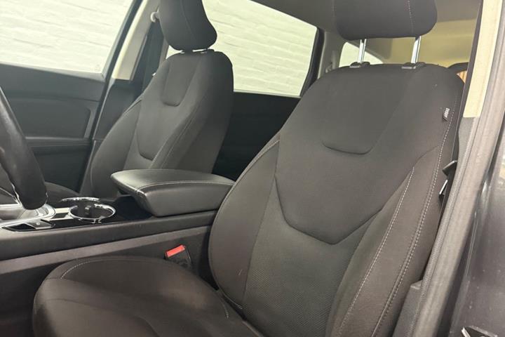Grå Ford S-MAX fra 2017