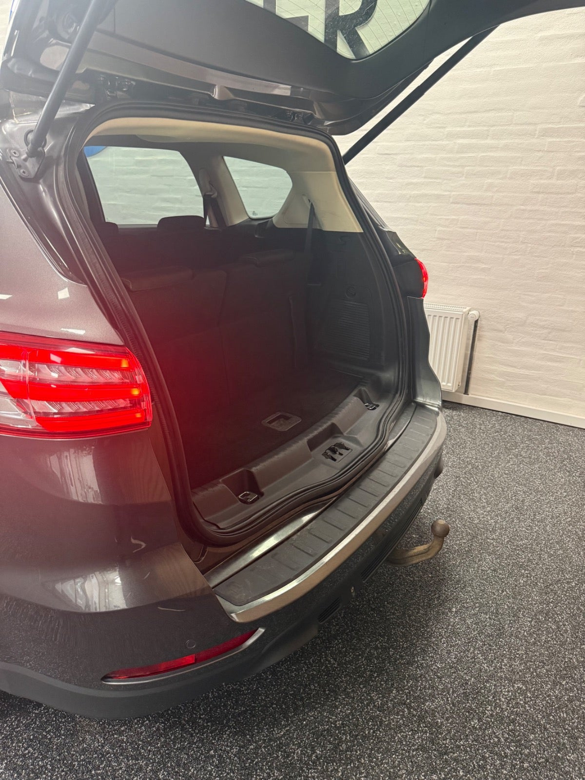 Grå Ford S-MAX fra 2017