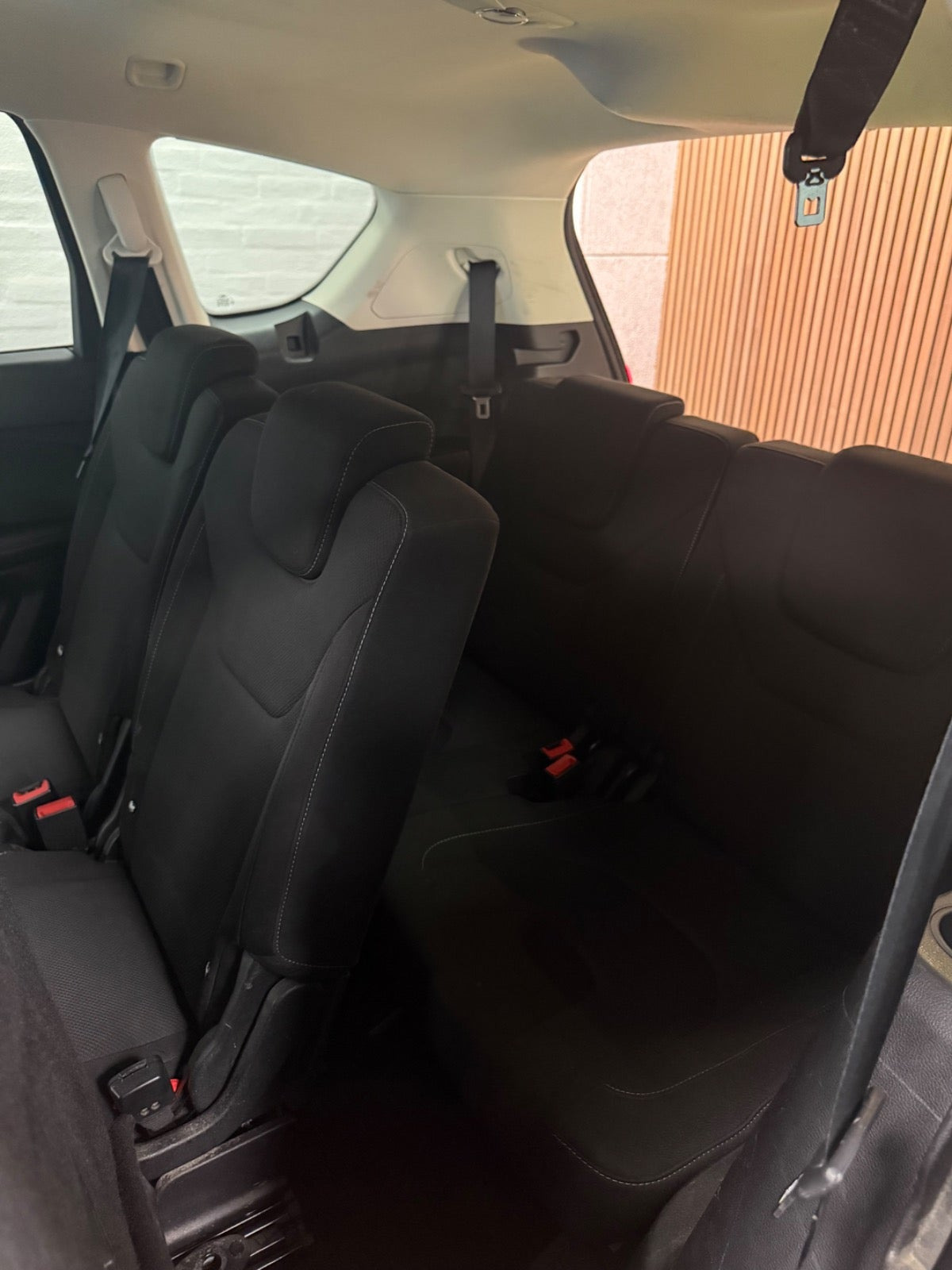 Grå Ford S-MAX fra 2017