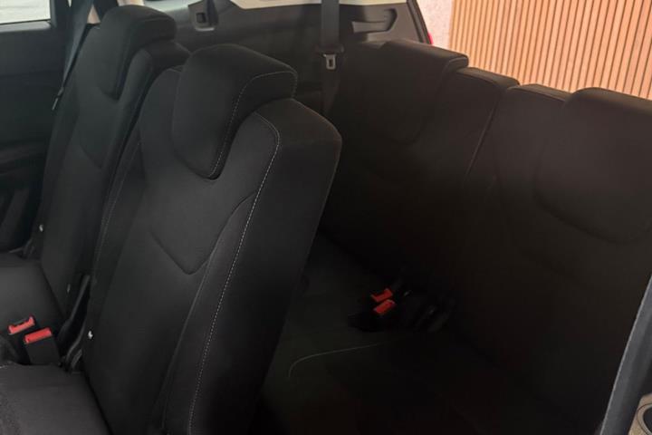 Grå Ford S-MAX fra 2017