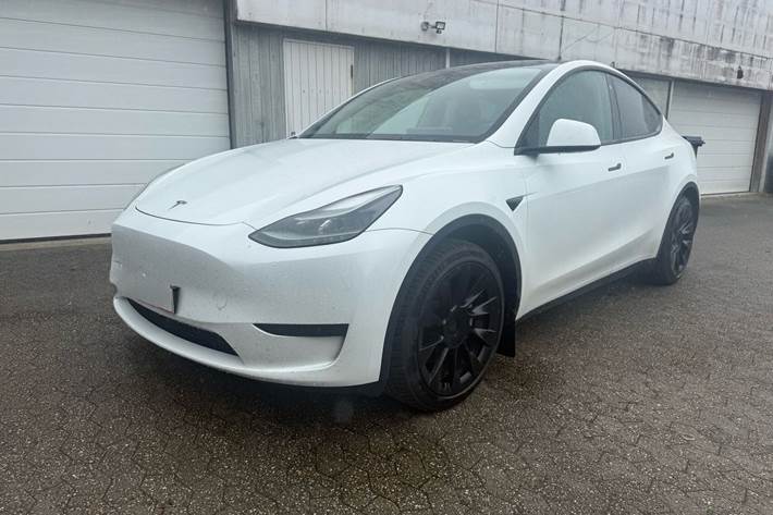 Hvid Tesla Model Y fra 2024