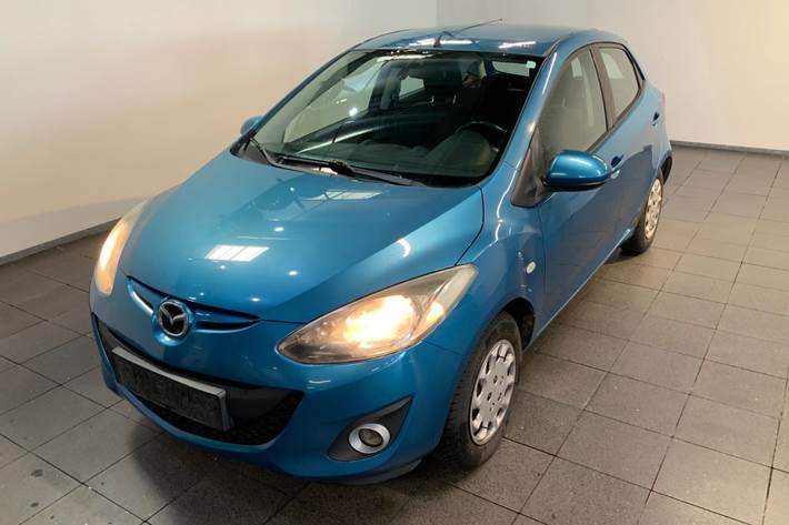 Blå Mazda 2 fra 2011 set udefra