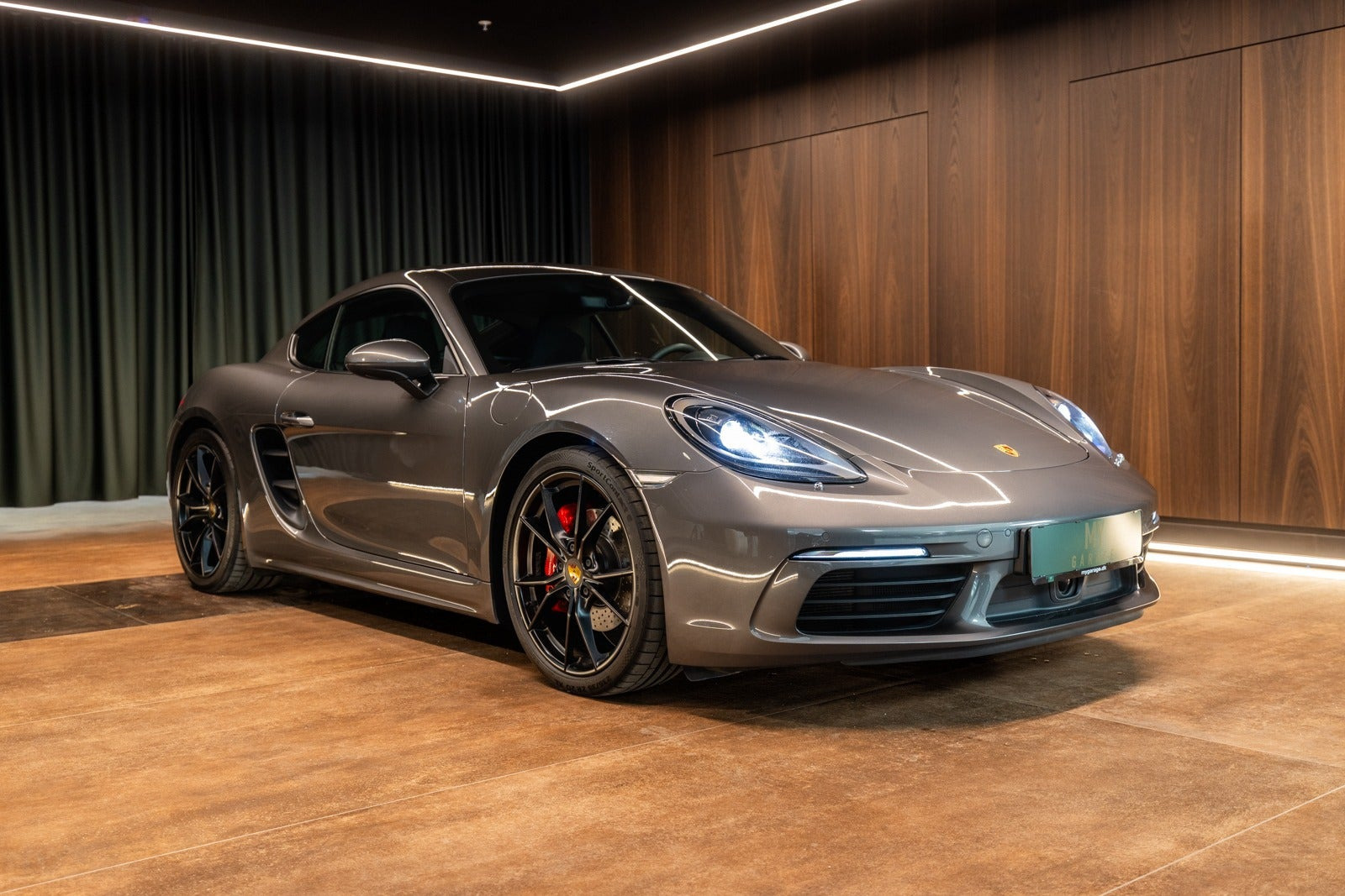 Grå Porsche 718 Cayman S fra 2016 set udefra