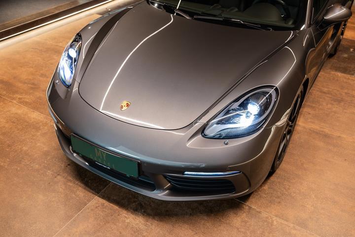 Grå Porsche 718 Cayman S fra 2016 set udefra