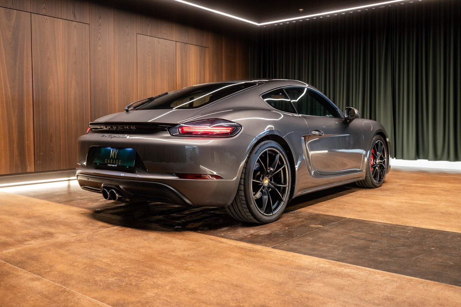 Grå Porsche 718 Cayman S fra 2016 set udefra