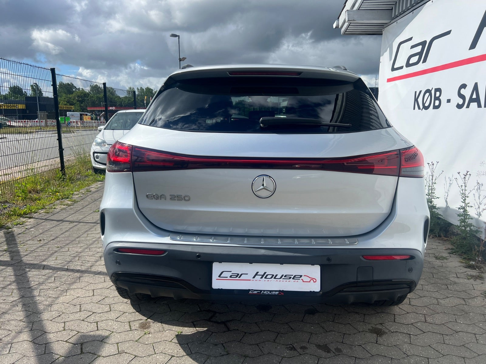 Sølv Mercedes EQA250 fra 2022