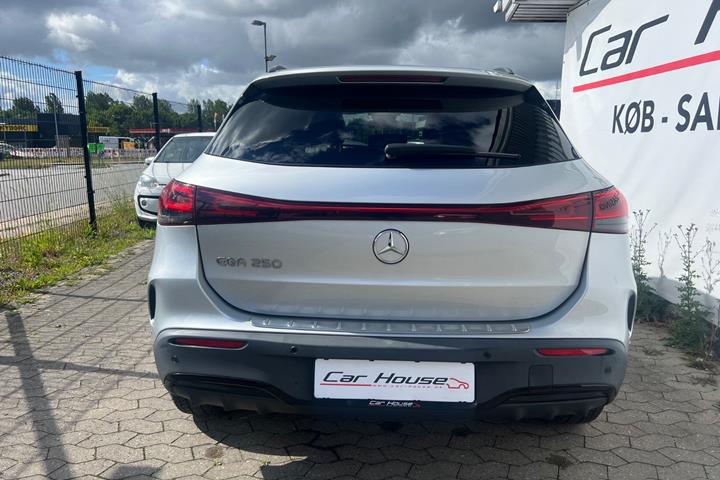 Sølv Mercedes EQA250 fra 2022