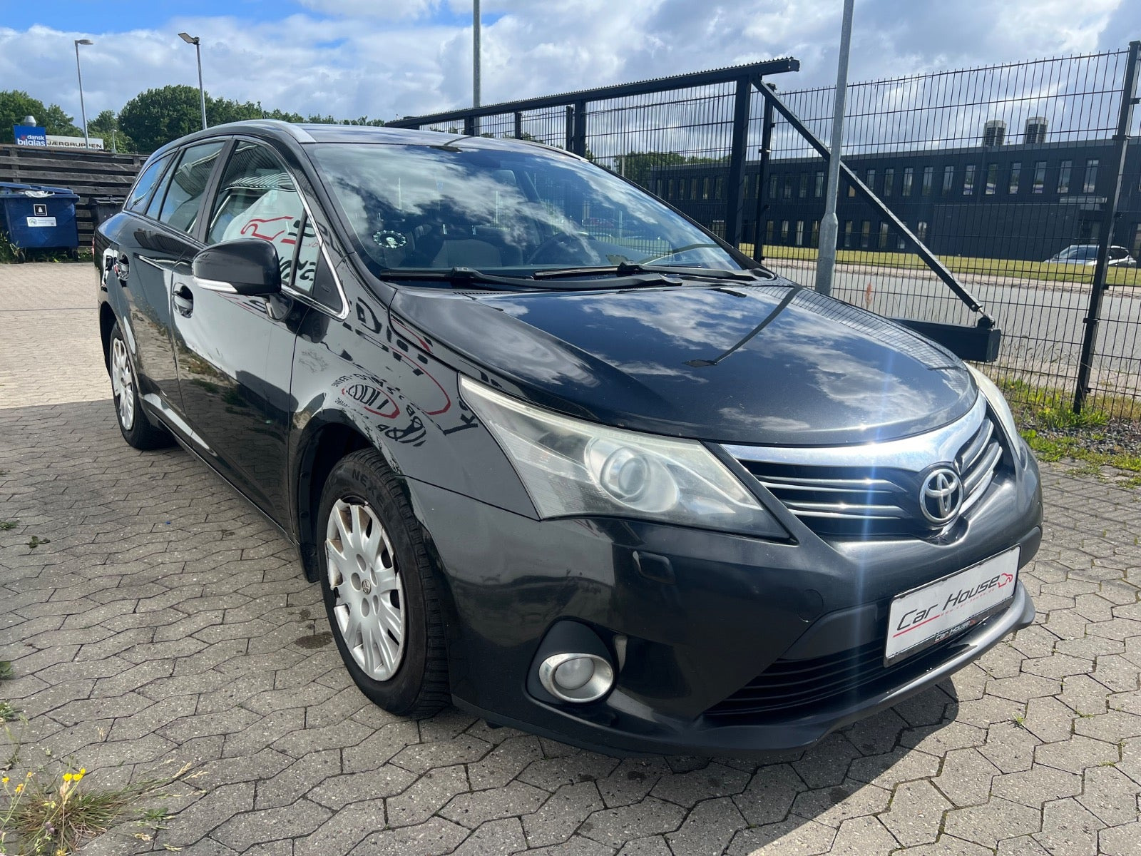 Sort Toyota Avensis fra 2012