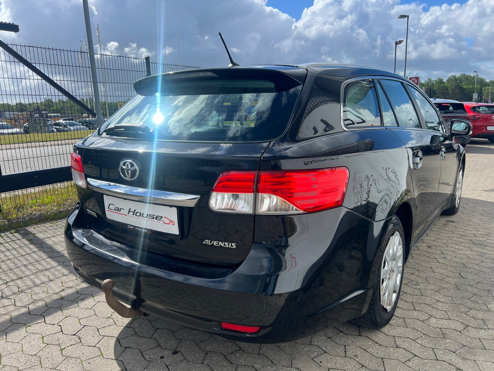 Sort Toyota Avensis fra 2012