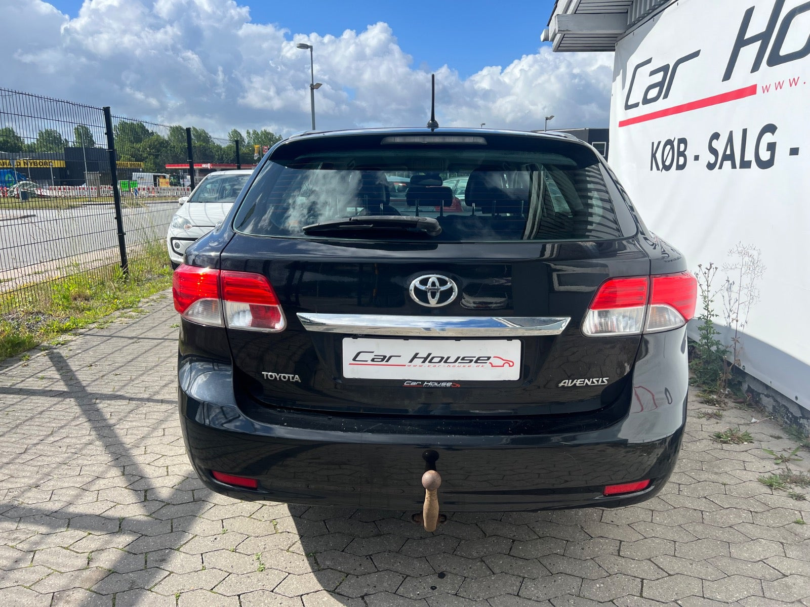 Sort Toyota Avensis fra 2012