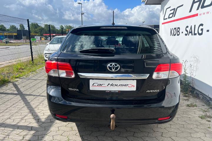 Sort Toyota Avensis fra 2012