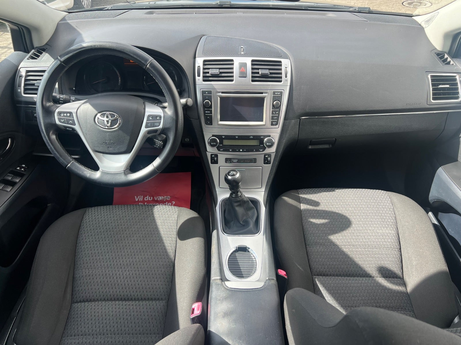 Sort Toyota Avensis fra 2012