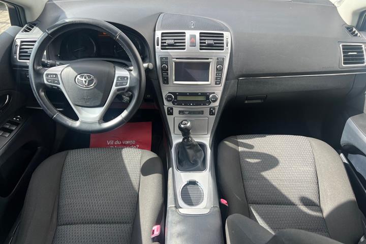 Sort Toyota Avensis fra 2012