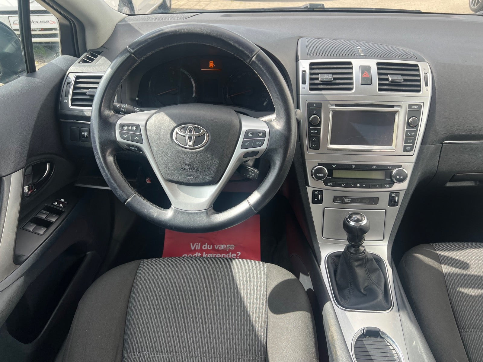 Sort Toyota Avensis fra 2012