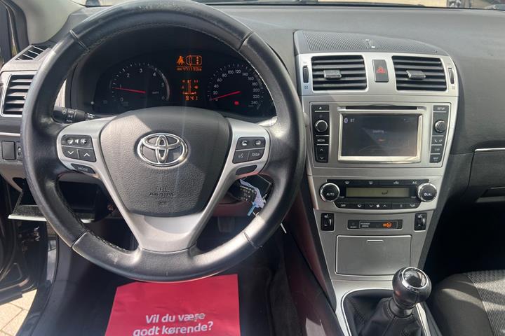 Sort Toyota Avensis fra 2012
