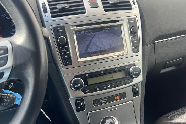 Sort Toyota Avensis fra 2012