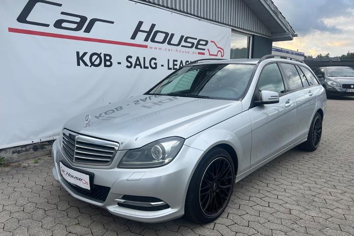 Sølv Mercedes C200 fra 2013 set udefra