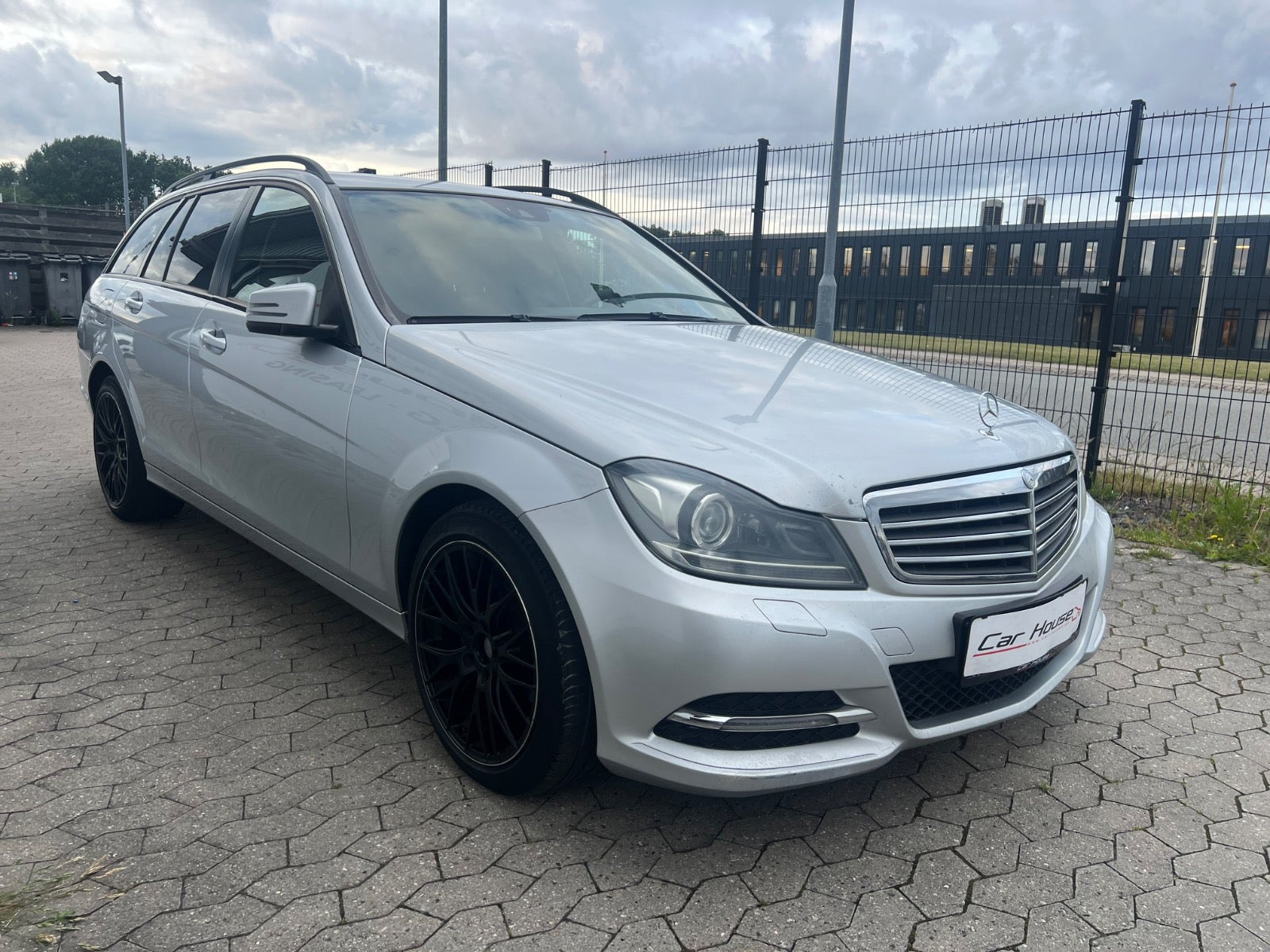 Sølv Mercedes C200 fra 2013