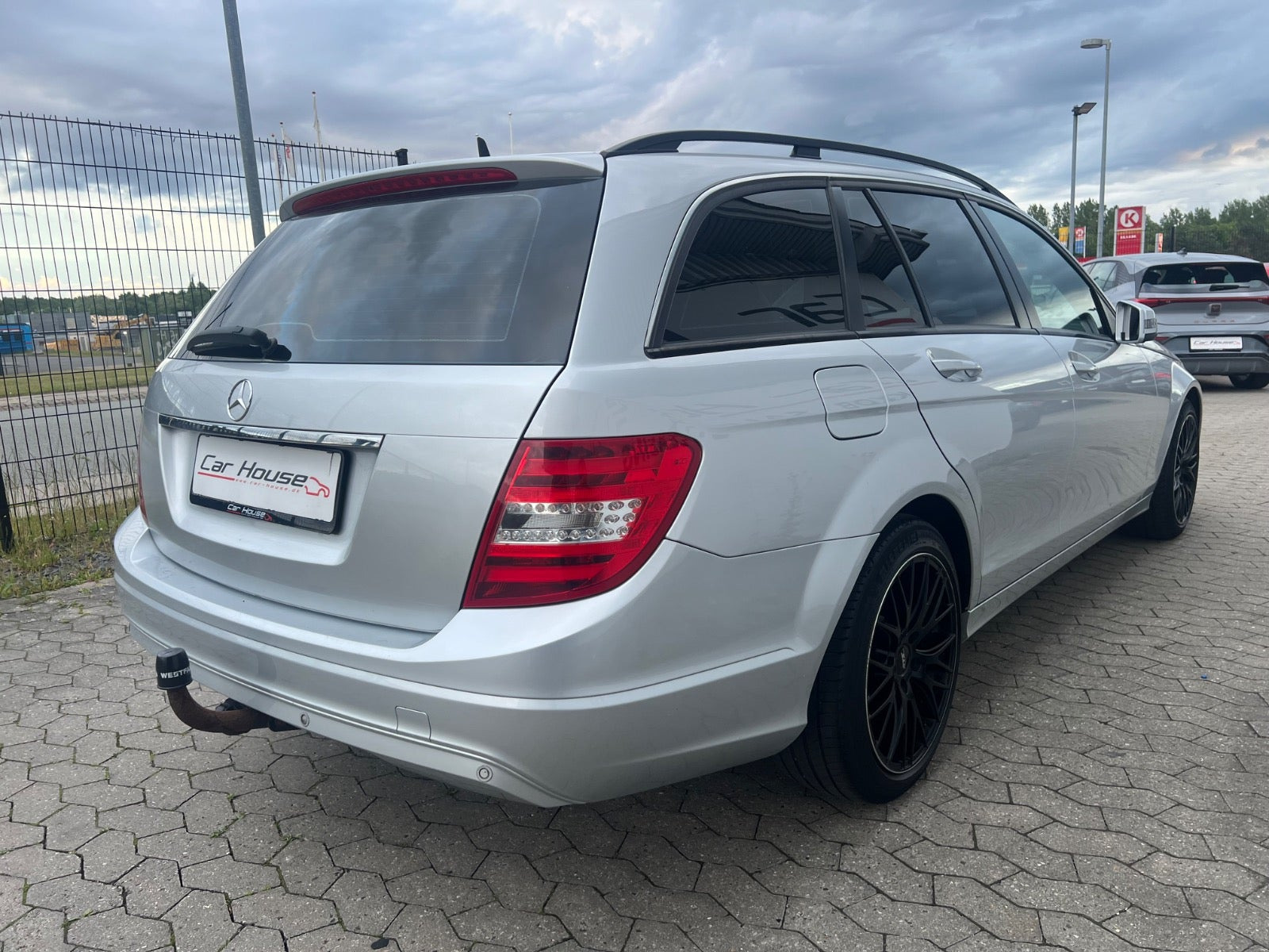 Sølv Mercedes C200 fra 2013