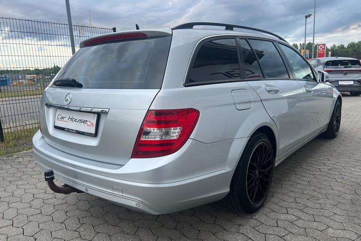 Sølv Mercedes C200 fra 2013