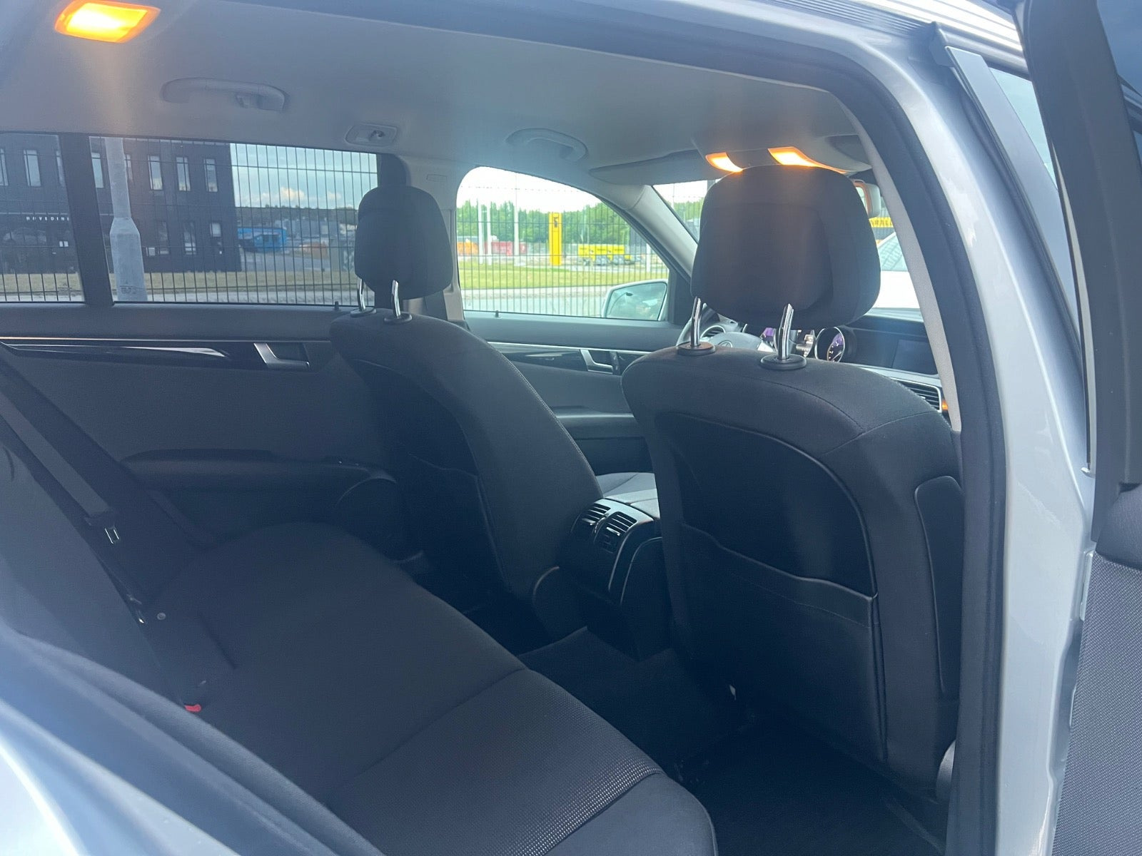 Sølv Mercedes C200 fra 2013