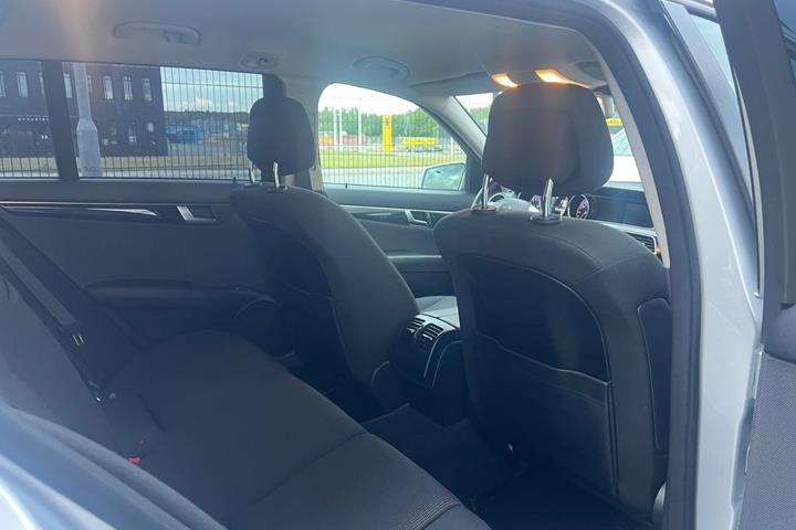 Sølv Mercedes C200 fra 2013