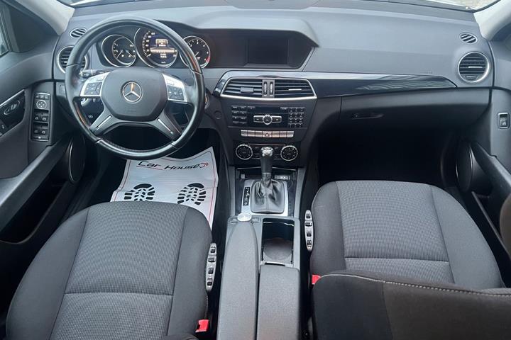Sølv Mercedes C200 fra 2013