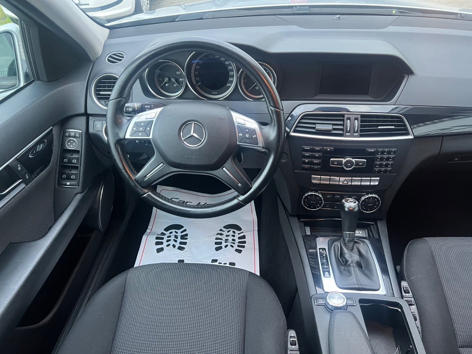 Sølv Mercedes C200 fra 2013