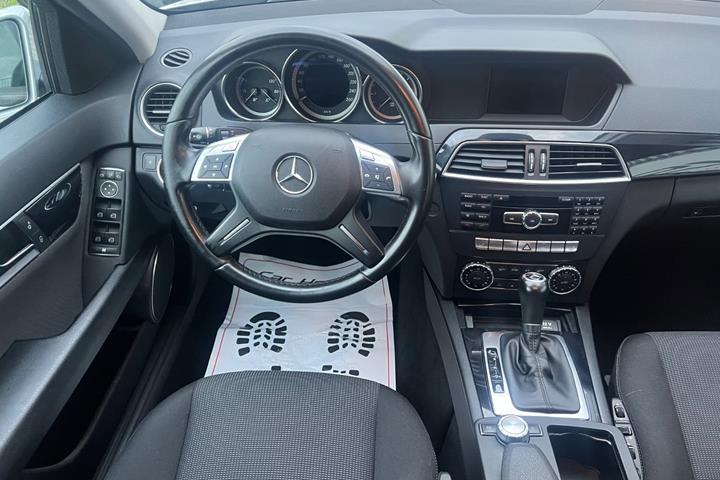 Sølv Mercedes C200 fra 2013