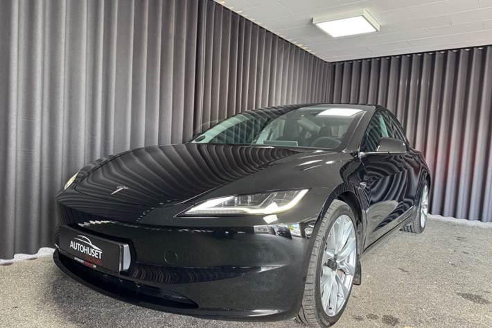 Sort Tesla Model 3 fra 2024