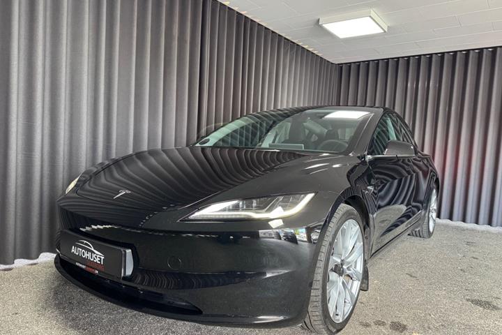 Sort Tesla Model 3 fra 2024 set udefra