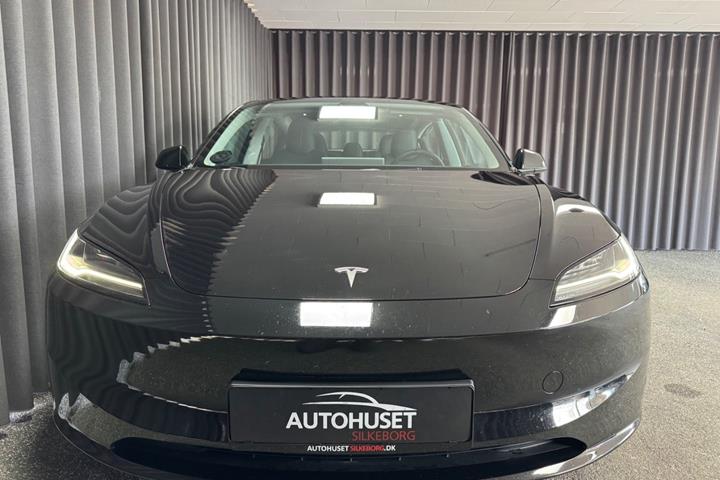 Sort Tesla Model 3 fra 2024