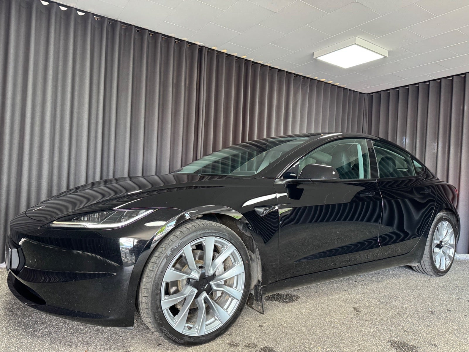 Sort Tesla Model 3 fra 2024