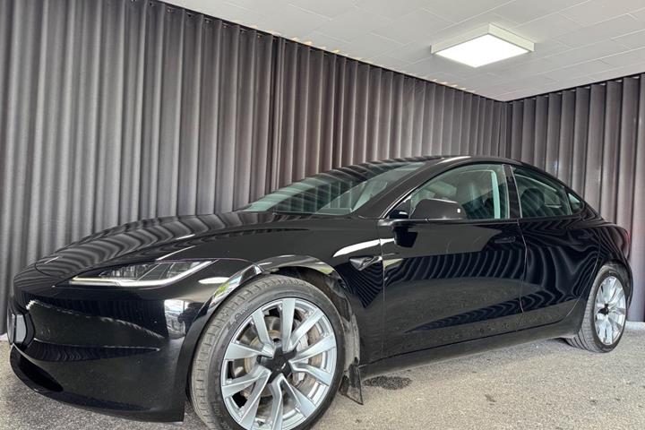 Sort Tesla Model 3 fra 2024