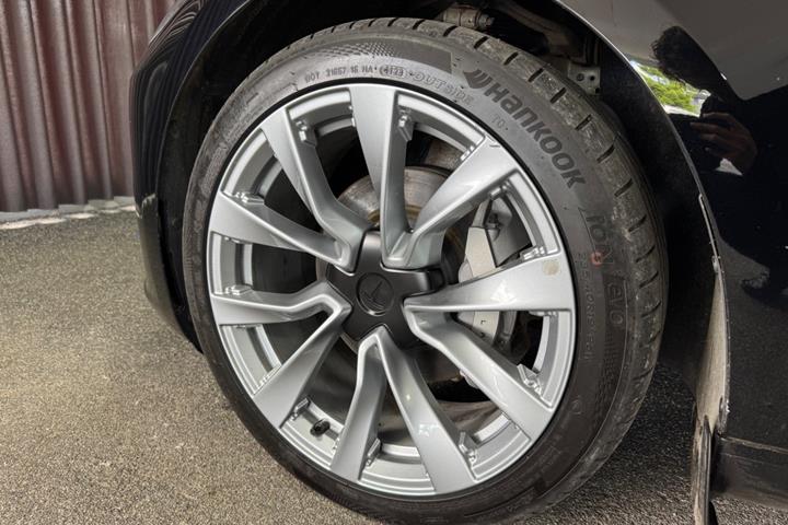 Sort Tesla Model 3 fra 2024