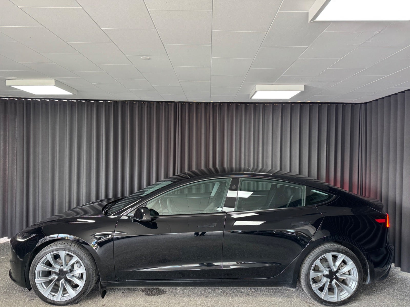Sort Tesla Model 3 fra 2024