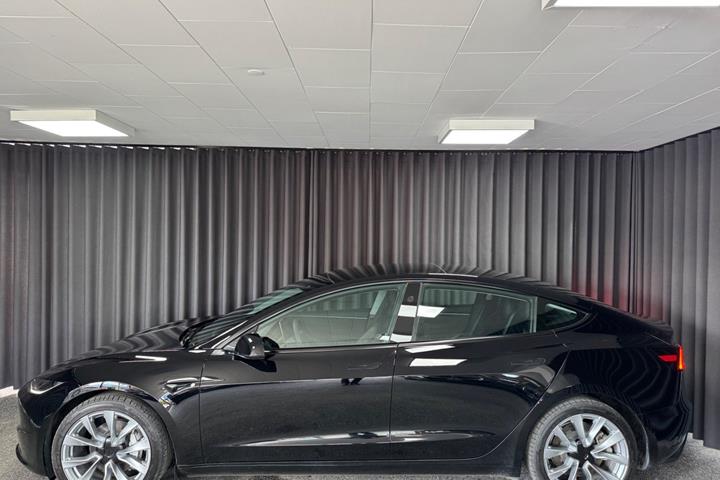 Sort Tesla Model 3 fra 2024