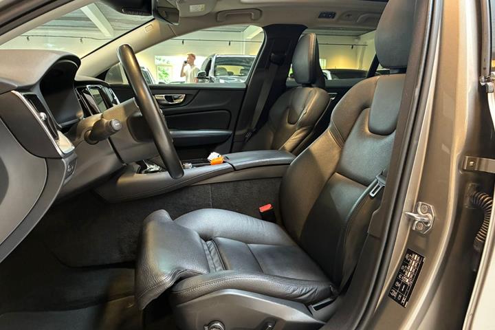 Orange Volvo V60 fra 2021